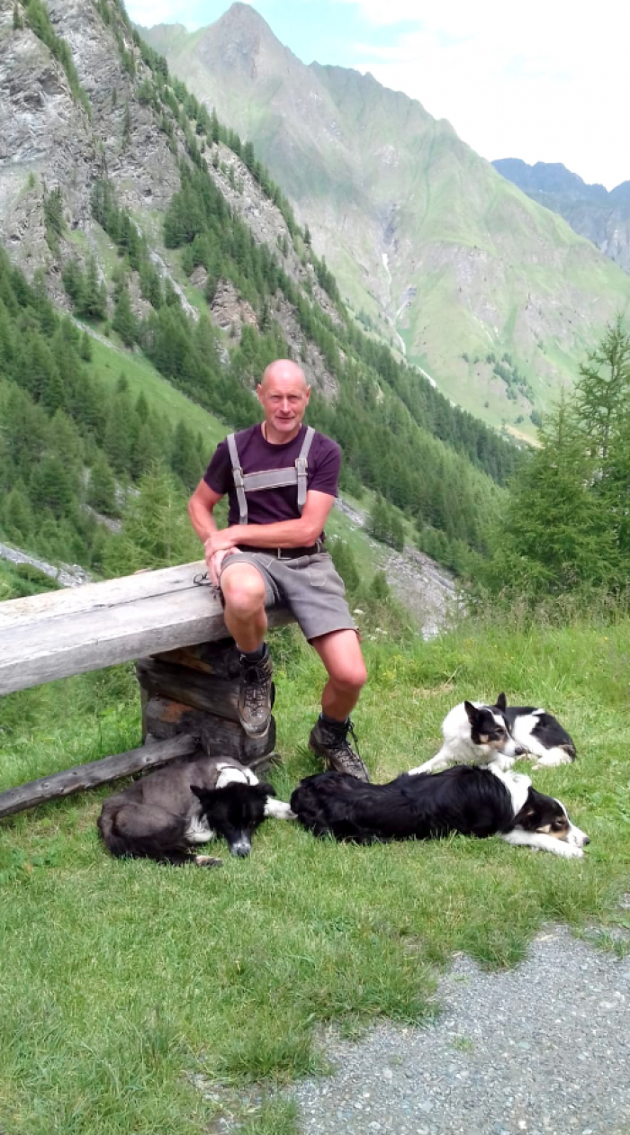 Toni Pfeifer ist 61 Jahre alt und seit 7 Jahren Schafhirt in Samnaun. Ohne seine Familie, die zuhause die Arbeit verrichtet, wären die sechs Monate als Hirt in Samnaun nicht möglich. Er ist auch gelernter Koch und hat mit seiner Lebensgefährtin Iris einen Sohn, Julian. Im Sommer wohnt Toni in Samnaun in seiner Alphütte und im Winter in Südtirol.