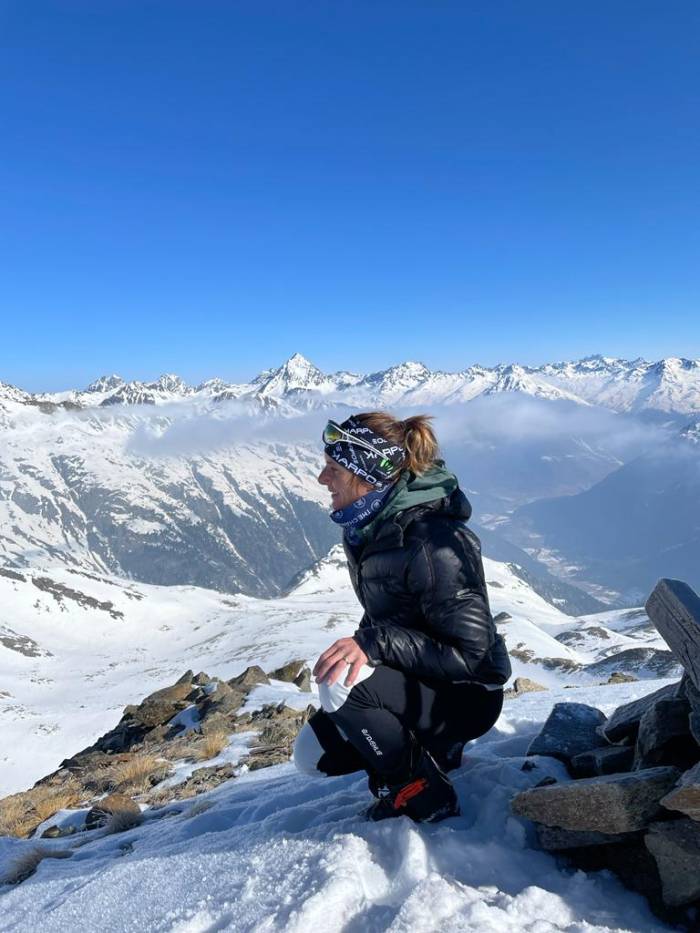 Flurina Eichholzer wohnt mit ihrer Familie in Zernez und arbeitet dort auf dem Passbüro. Sie ist begeisterte Bergläuferin und hat diesen Sommer den Scuol Trail aber auch flache Rennen absolviert. Über die beste Zeit beim Seelauf in Davos über 4 und 8 km konnte sie sich freuen. Ebenfalls gewann sie den Malojalauf und die Schweizermeisterschaft Halbmarathon (in der Kategorie U 40) in Locarno.

Im Winter konzentriert sie sich auf Langlauf, wo sie einerseits die JO Sarsura Zernez trainiert und andererseits ebenfalls schnell unterwegs ist.

Seit letzten Sommer wird sie von Marco Sport da Muntogna Scuol unterstützt. Dafür ist sie sehr dankbar und noch motivierter.