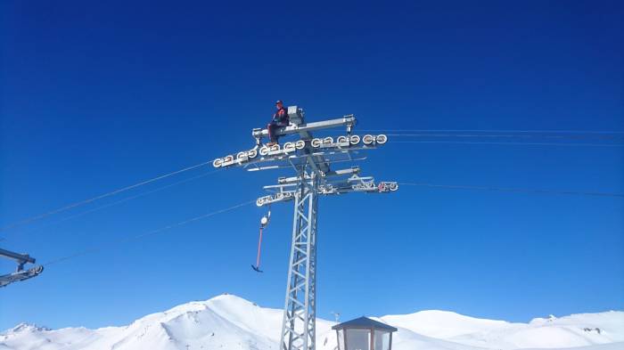 Immer mal wieder muss Wachter auch hoch hinaus, um «seinen» Skilift zu warten.