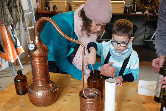 An Workshops wurde Wissen zur Wasserdampfdestillation weitervermittelt.