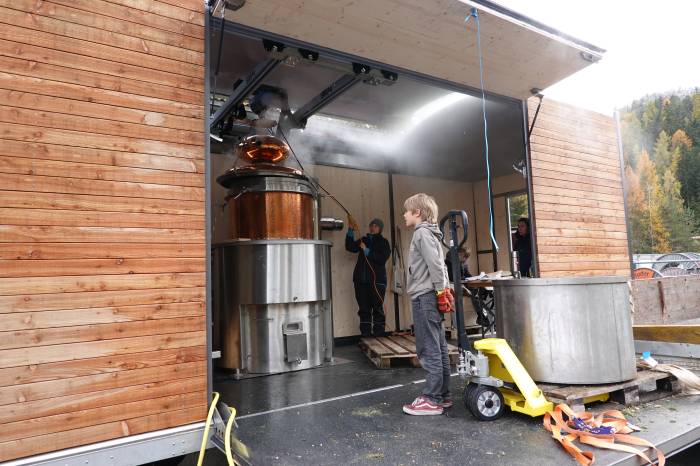 Ein Blick auf die neue, mobile Kupfer-Destille von Amriza.