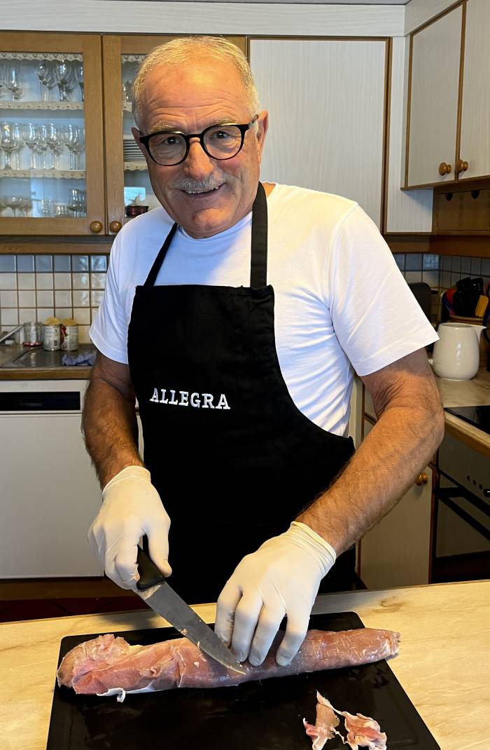 Lucian Ruinatscha ist 67 Jahre alt und wohnt mit seiner Frau in Müstair. Er steht mit Leidenschaft am Grill, am liebsten dem Holzkohlegrill.