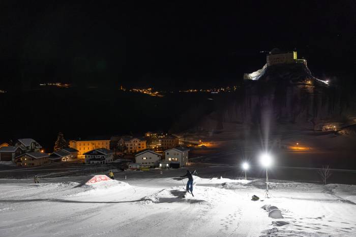 Der Lift in Tarasp wurde um einen Railpark und abendliche Beleuchtung bereichert.