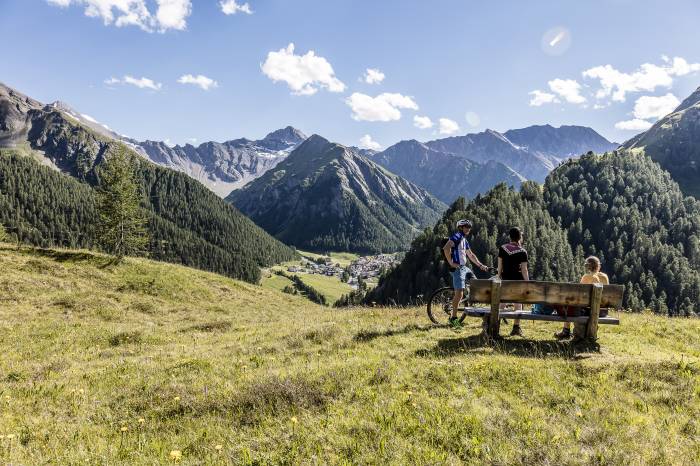 Vom Chè d'Mot geniesst man die Aussicht auf die Samnauner Bergwelt wie Stammerjoch, Muttler, Piz Motnair u. v. m.