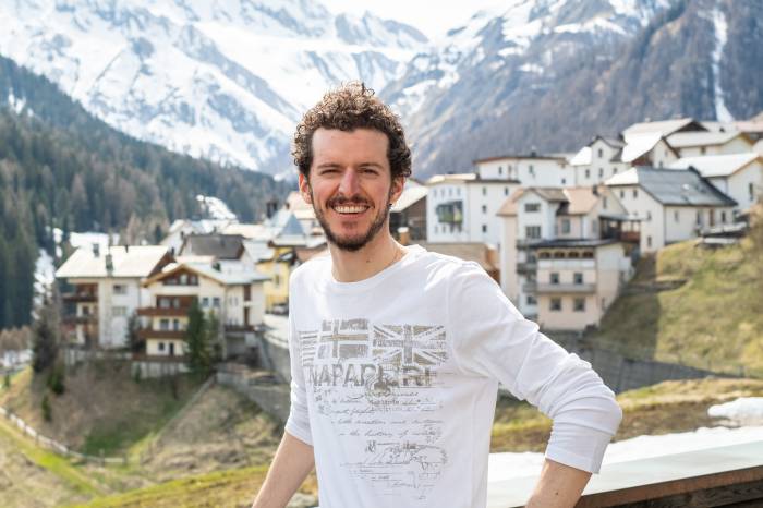 Janick Jenal arbeitet hauptsächlich als Bauzeichner im Architekturbüro seines Vaters, im Winter erteilt er nebenbei Skiunterricht und seit Kurzem ist er auch noch fürs Bogn Engiadina Scuol tätig.