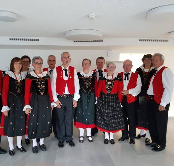 An den freien Tanzabenden mit der Volkstanzgruppe können alle mitmachen, auch ohne Tracht.