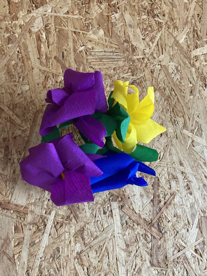 Aus Krepppapier und Blumenbindedraht lassen sich kunterbunte Rösas erstellen.