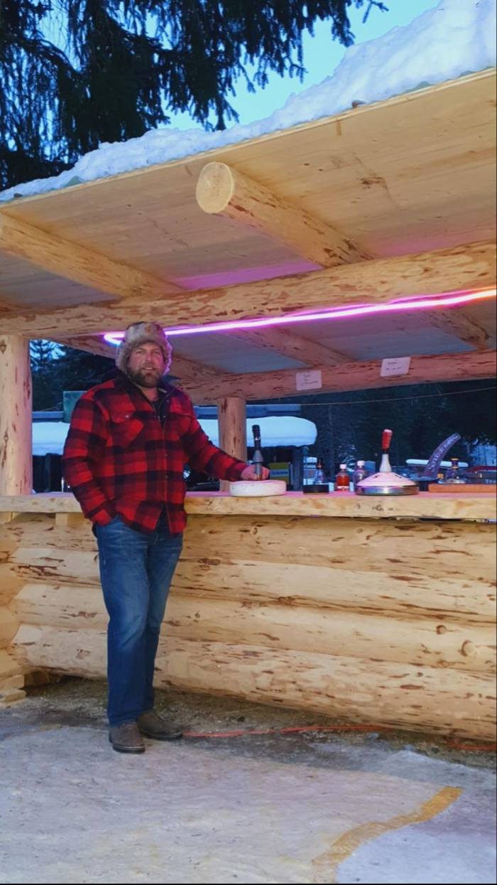 Jon Fadri Carpanetti schätzt den Kontakt mit den Gästen sehr. Steht er nicht am Eisstockfeld, arbeitet er für sein eigenes Geschäft oder sägt Holz für ein anderes Unternehmen. Geöffnet ist die Anlage jeweils am Dienstag von 13.00 bis 17.00 Uhr. Dann gibt es entweder Raclette oder Würste vom Grill.