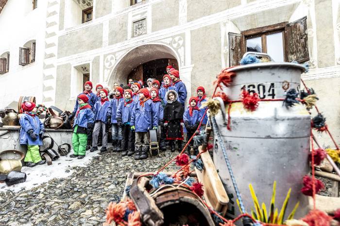 Der Chalandamarz ist das Volksfest im Engadin und Val Müstair, wird aber in jedem Dorf etwas anders gefeiert und mit anderen Accessoires. 