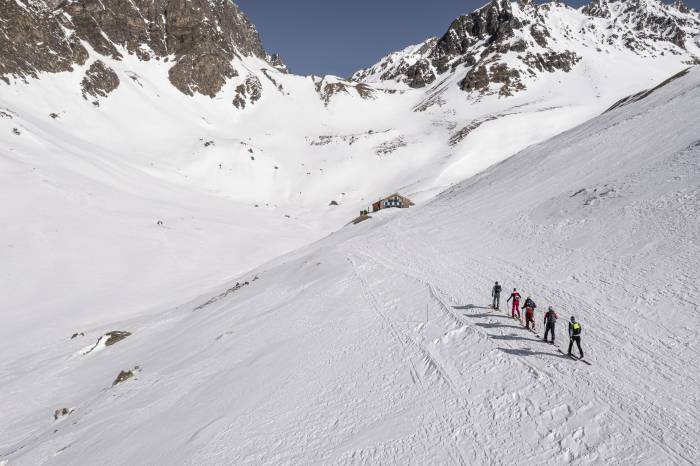 Der Frühling eignet sich bestens für Skitouren, wie etwa zur Chamonna Tuoi, welche neu von Denise Tinner geführt wird.