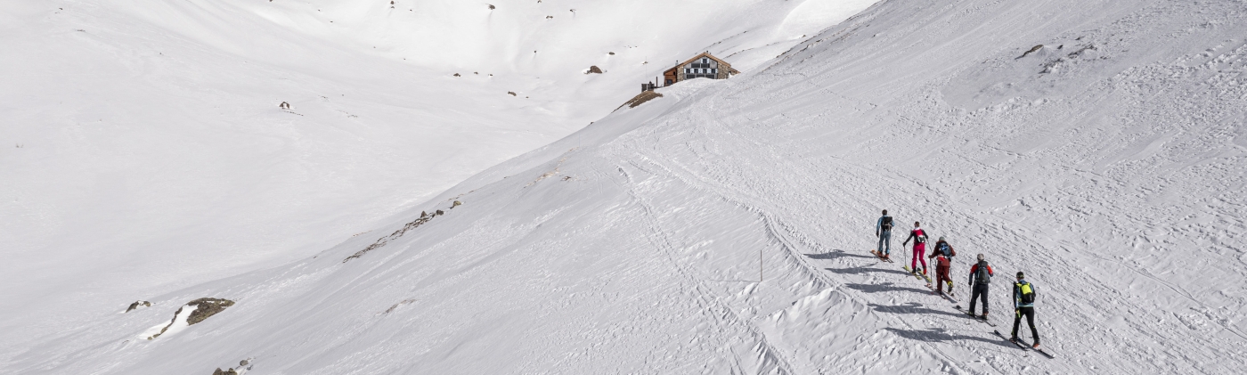 Der Frühling eignet sich bestens für Skitouren, wie etwa zur Chamonna Tuoi, welche neu von Denise Tinner geführt wird.