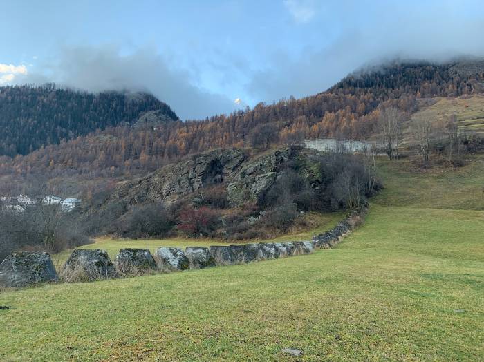 Panzersperre Planturen östlich von Lavin. Im Hintergrund Scharte für Panzerabwehrkanone des Felsenwerks Planturen links.