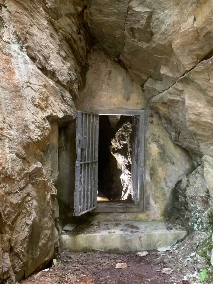 Eingang ins Felsenwerk Valplan Lavin.