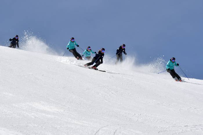 Akrobatik im Schnee an den Formations-Europameisterschaften auf der Alp Trida.