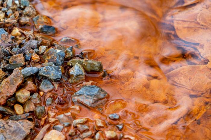 Grandiose Farben zaubern die Mineralwasserquellen in die Landschaft.