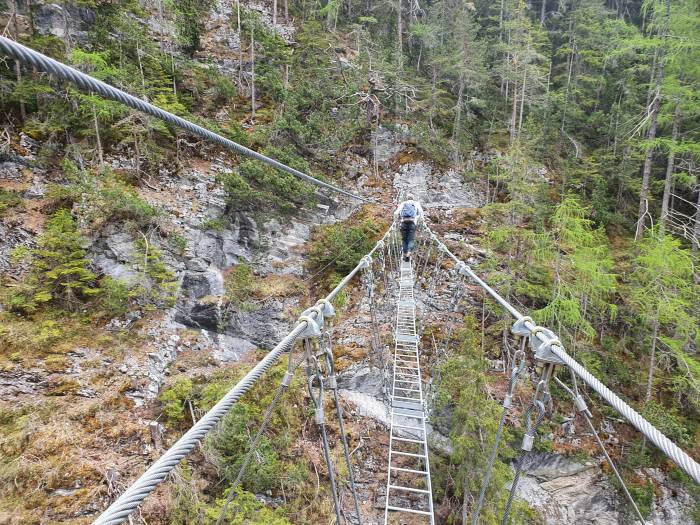 Die Seilbrücke der Senda culturala ist tatsächlich spektakulär.