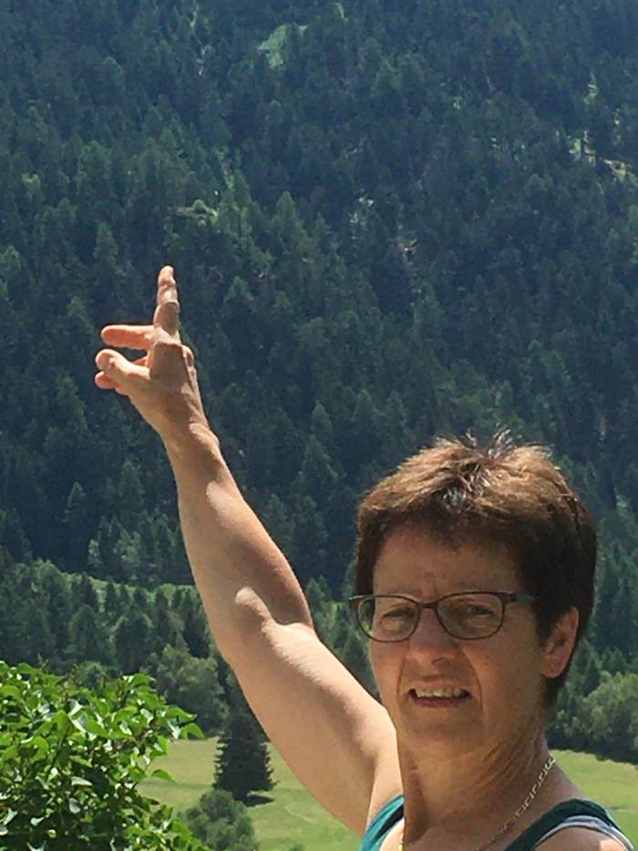 Lucia Ruinatscha-Furger ist Misoxerin, 62 Jahre alt, Mutter von einem Sohn und einer Tochter, Simone und Selina. Sie liebt allerlei Freizeitaktivitäten wie das Wandern, Schneeschuhlaufen, Langlaufen, und Skifahren. Seit 1996 ist sie in Müstair wohnhaft.