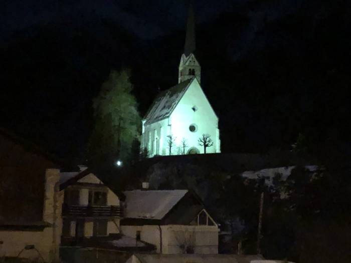 Die Kirche Scuol war in nicht eben angenehmes Licht getaucht.