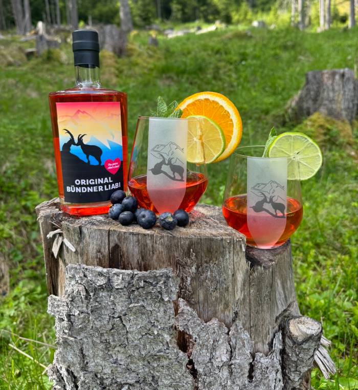 Ob heiss oder kalt, auf jeden Fall rot wie die Liebe, so präsentiert sich der Cocktail «Original Bündner Liabi»  zu jeder Gelegenheit.