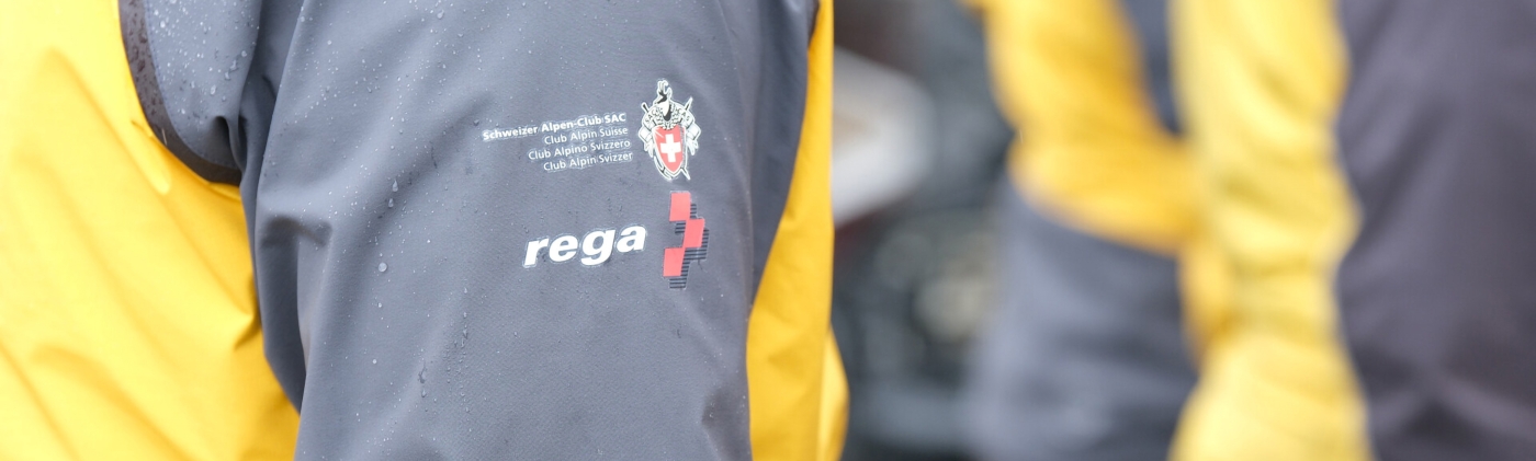 Die Bergrettung erkennt man an ihren gelben Jacken mit den Logos der Rega und des SAC auf dem Ärmel.