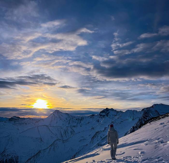Juliana Heis (39) ist in Portugal aufgewachsen und lebt seit 23 Jahren in 
Samnaun. Im Winter ist sie in der Gastronomie tätig und im Sommer hilft sie ihrem Mann tatkräftig bei der Heuernte. Zum Wandern und Gipfelbesteigen ist sie durch ihren Mann und einen guten Freund aus Samnaun gekommen. Sie geniesst die Familienzeit, ganz speziell beim Wandern mit ihren zwei Kindern. Ihr Zitat: «Vom Meer komm ich her, aber die Berge sind mein Zuhause.»