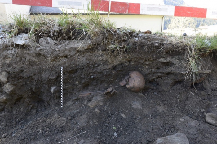 Beim Neubau des Bahnhofs und der Gleisanlagen fanden die Arbeiter ein Skelett unter der Friedhofsmauer.