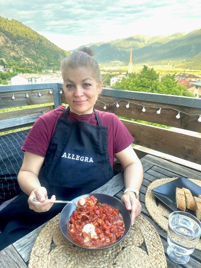 Jana Düring ist 48 Jahre alt und kommt aus Deutschland. Sie wohnt seit ca. 15 Jahren im Südtirol und hat zwei Kinder. Seit Mai dieses Jahres unterstützt sie das Team der Gäste-Information in Samnaun. 