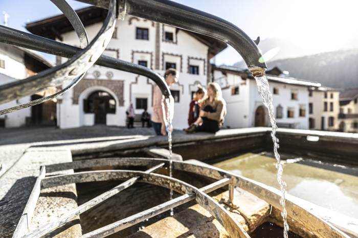 Der Dorfbrunnen in Scuol – sprudelndes Mineralwasser direkt aus der Quelle.