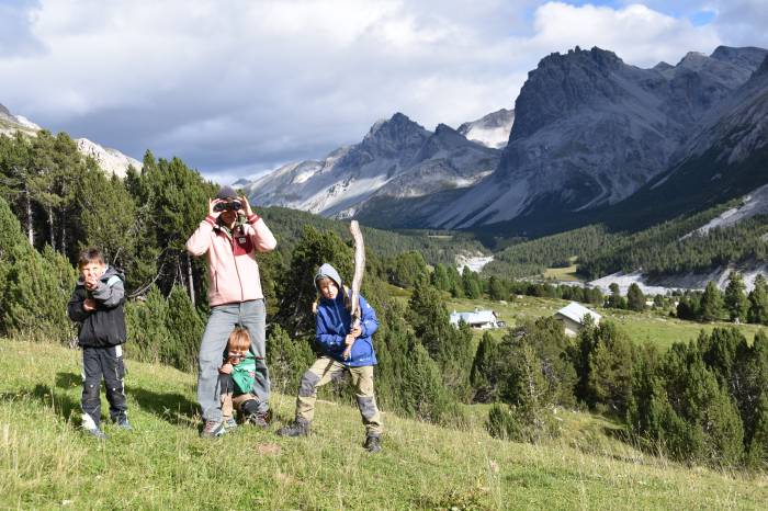 Niculin, Nino und Jon Lamprecht leben auf der Sonnenterrasse des Val Müstair in Craistas – auf fast 1900 Metern über dem Meeresspiegel – und wachsen auf einem Bauernhof auf. Sie sind Abenteurer und gerne draussen. Ob Wildtiere beobachten, mit dem Bike durch Wald und Wiesen fahren, auf Berge wandern oder durch den Wald laufen – in der Natur gibt es für die drei immer etwas zu erleben und zu entdecken. Dort sammeln sie unvergessliche Erlebnisse, die sie verbinden.
