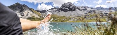 Der Lai da Rims im Val Müstair ist ein perfekter Rückzugsort an heissen Sommertagen; das kristallklare Wasser bietet eine spritzige Abkühlung.