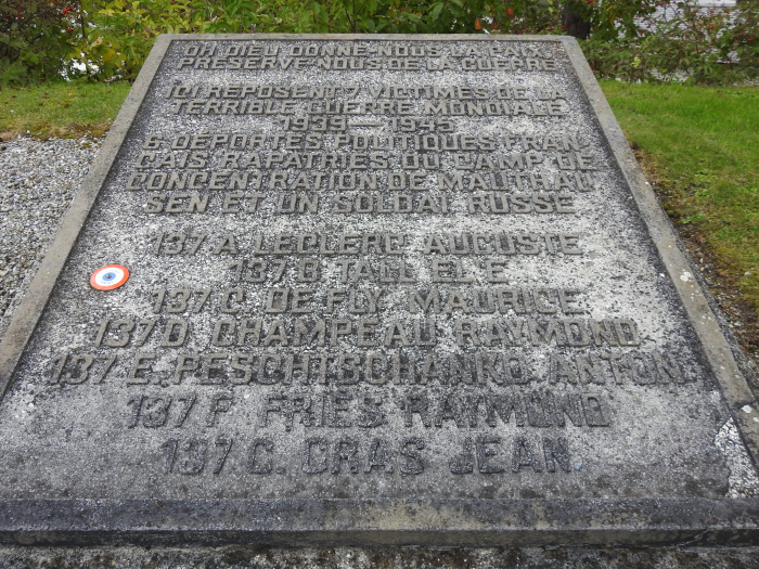 Diese Platte neben der Kirche Scuol weist auf sieben Kriegsflüchtlinge hin, die im Engadin den Tod gefunden haben.
