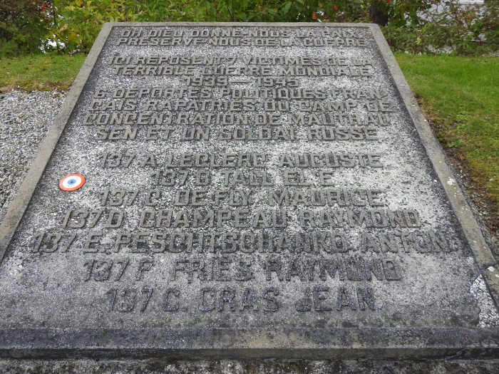 Diese Platte neben der Kirche Scuol weist auf sieben Kriegsflüchtlinge hin, die im Engadin den Tod gefunden haben.
