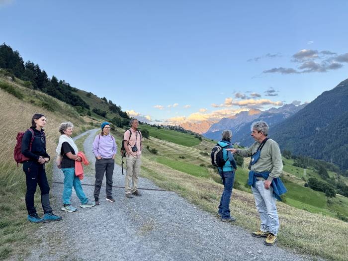 Auf dem Weg nach Guarda hören die Teilnehmenden gespannt den Erzählungen des Autors. 