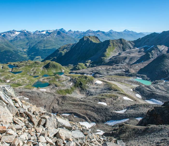 Blick über die Seenplatte Macun mit den vielen Seen und mächtigen Blockgletschern. 