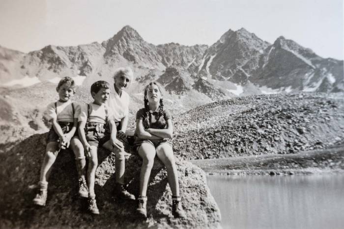 Mario, Robert und Annina Giacometti (von links nach rechts) mit ihrer Grossmutter Annina Egler am Lai dal Dragun im Jahr 1956. 