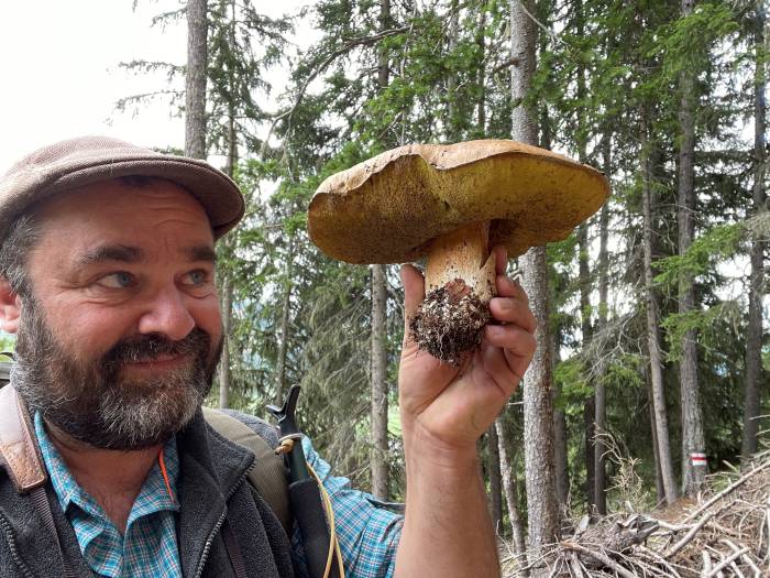 Armon Schlegel ist 1971 geboren und als Bauernsohn in Bos-cha aufgewachsen. Nach der Matura in Ftan führte ihn der Weg in den Journalismus. Seit 2003 ist er als RTR-Korrespondent zurück im Engadin – mit einem feinen Gespür für Menschen und Geschichten. Privat zieht es ihn in die Stille der Natur. Als passionierter Jäger und Ausbildner engagiert er sich für die Jungjägerausbildung und hat die Rehkitzrettung in Graubünden initiiert und aufgebaut. Er ist verheiratet und Vater von Zwillingssöhnen. Beruflich mitten unter Menschen – privat gerne allein, am liebsten am Lai Lung, wo die Welt still ist.
