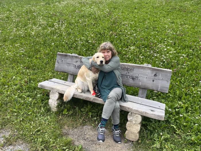 Ingrid Schreiber-Walser (1957) wohnt in Feuerthalen/ZH und ist gebürtige Samnaunerin. In Laret/Samnaun steht ihr Elternhaus, in welchem sie immer gerne mit ihrer Familie Ferien verbringt. Sie ist pensionierte Primarlehrerin, singt in einem Chor, liest viel und beschäftigt sich oft mit ihrer Goldenretriever-Hündin Kayra. Mit ihr hat sie im vergangenen Jahr eine Ausbildung zu einem «Herzenshund» absolviert und die beiden dürfen nun als Ehrenamtliche Aktivierungsbesuche in Alternsheimen machen. Sie freut sich jeweils besonders, wenn sie mit Kayra die Bewohnenden im Seniorencenter Chalamandrin in Samnaun besuchen und mit ihnen schöne und bereichernde Stunden erleben kann.