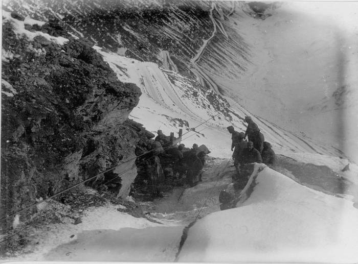 Es war die Aufgabe der Schweizer Grenzschutztruppe, die Frontlinie auf 3000 m ü. M. zu bewachen – auch bei eisiger Kälte.