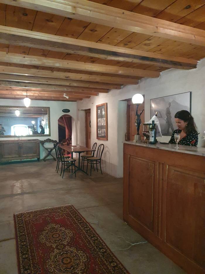 Das gemütliche Ambiente in der Kino-Bar lädt geradezu zum längeren Verweilen ein.