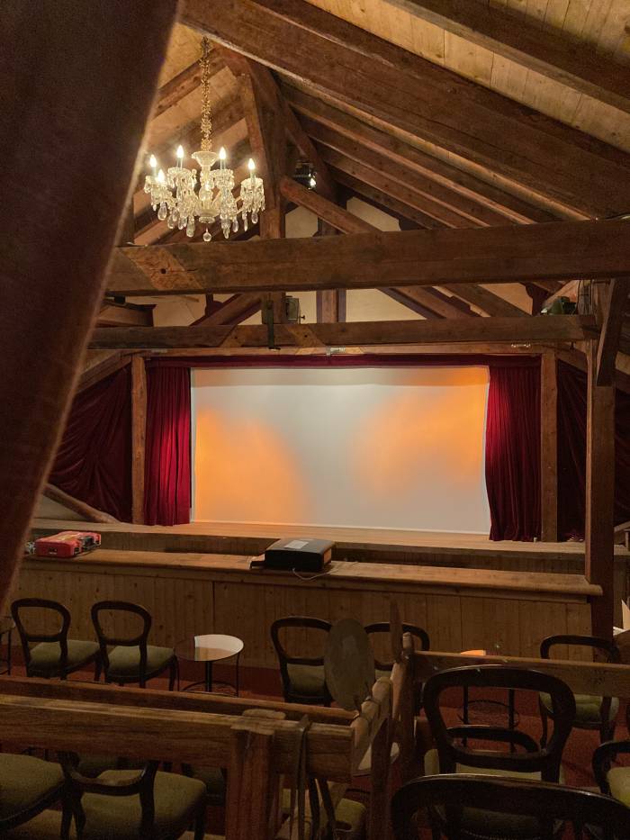 Willkommen im schönsten Dachstock-Kino der Alpen.