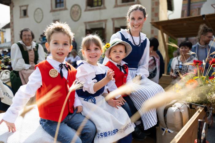 Stolz und mit Freude fahren die Kinder auf den geschmückten Wagen mit.