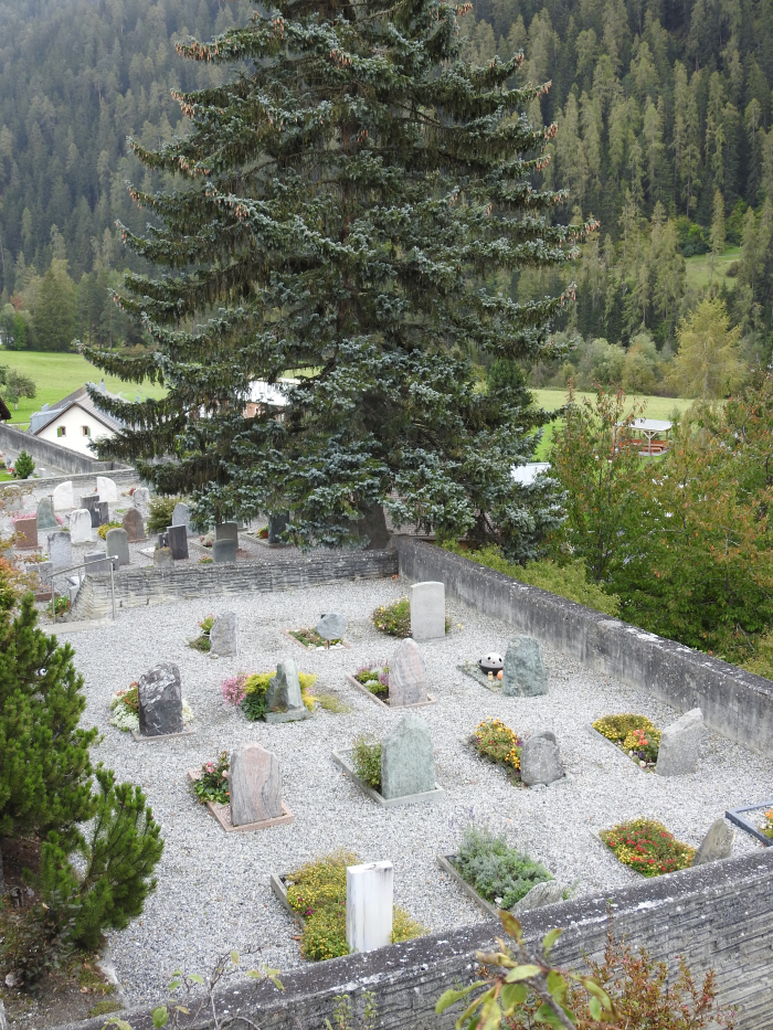 Der Friedhof Scuol liegt auf einem Hochplateau und besticht durch seine spektakuläre Lage.
