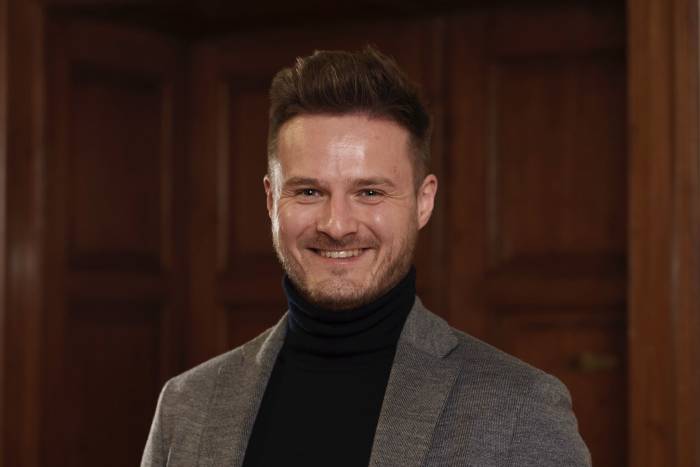 Lars Prevost ist in Chur aufgewachsen und kam während seiner Masterarbeit in Kontakt mit der URB. Nach dem Studium hat er als Unternehmensberater im Bereich Alpine Destinationen und Bergbahnen gearbeitet und war verantwortlich für das Tourismus Forum Alpenregionen. 
Bei Hatecke in Sent findet er den perfekten Ort zum Arbeiten, zudem gibt es dort den besten Espresso, nach der besten Plain in Pigna bei seiner Nona.
