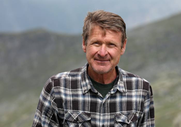 Prof. Dr. Heinrich Haller ist Wildbiologe und war von 1996–2019 Direktor des Schweizerischen Nationalparks. Der 1954 im Kanton Aargau geborene und in Davos heimatberechtigte Vater von drei Kindern sowie Grossvater von fünf Enkelkindern lebt mit seiner Frau Heidi in Zernez. Er ist Autor mehrerer Bücher, darunter ein Parallelwerk zum Wolf: «Der Kolkrabe – Totenvogel, Götterbote, tierisches Genie», 2022, Haupt Verlag.