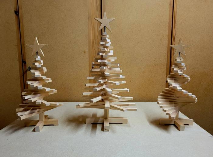 Diese Weihnachtsbäume kommen auch aus dem Wald, sind aber jedes Jahr wiederverwendbar und lassen sich immer neu gestalten, erhältlich in allen Grössen.