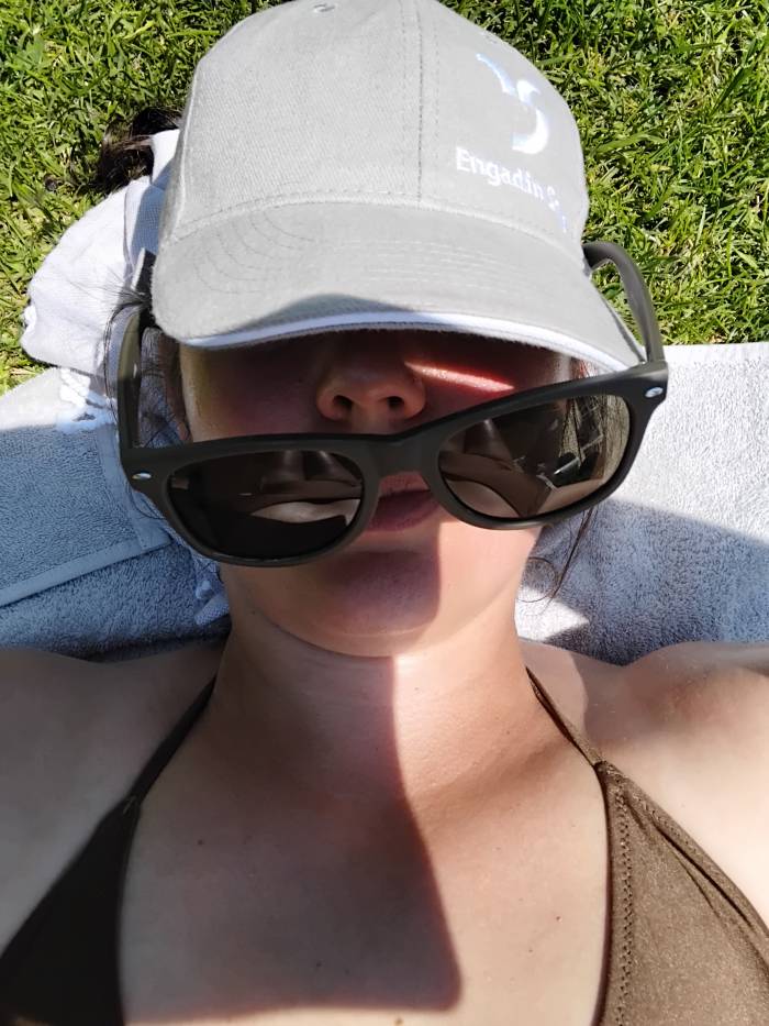 Bigna Müller ist in Sent aufgewachsen und hat sich dann über Chur nach Zürich vorgewagt. Nach total 15 Jahren in diesen beiden Städten fand sie, dass es nun reicht und ist vor 2.5 Jahren nach Sent zurückgekehrt, wo sie in der Gäste-Information arbeitet. Damit sie gelegentlich auch mal vom Dorf in die «Stadt» kommt, arbeitet sie hin und wieder auch an der Gäste-Information in Scuol.  