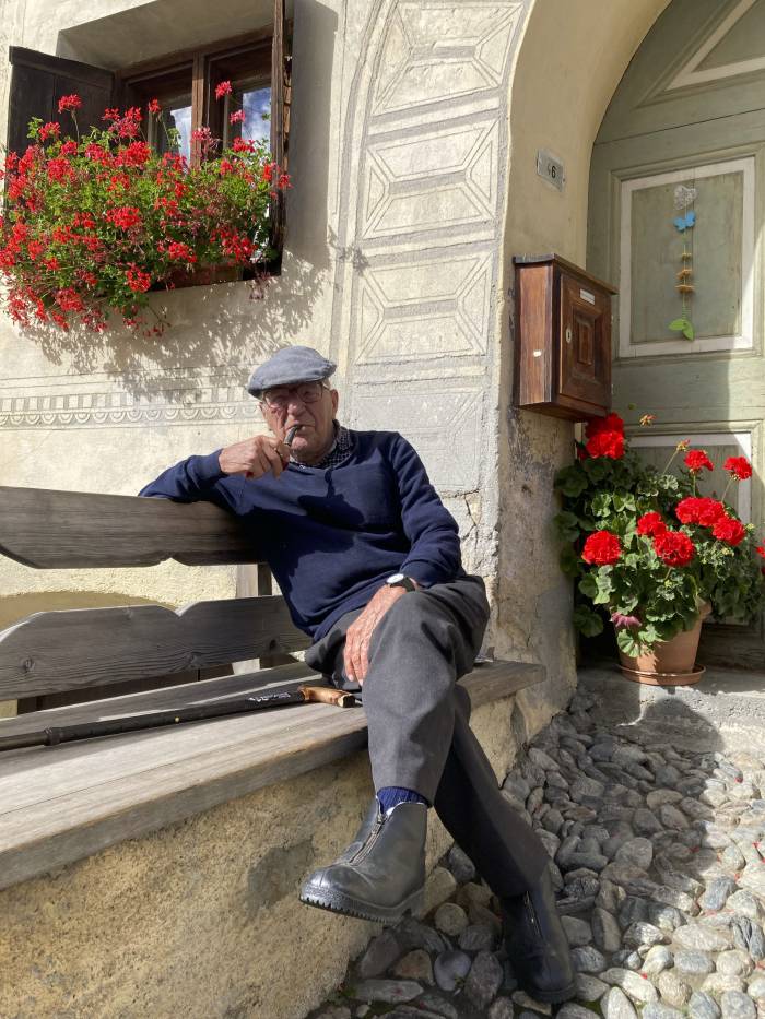 Roman Franziscus lebt in Guarda und wohnt unmittelbar neben dem «Crusch Alba», dort sitzt er bei schönem Wetter stets auf der Bank vor seinem Haus, beobachtet die Leute und lässt den Tag verstreichen.