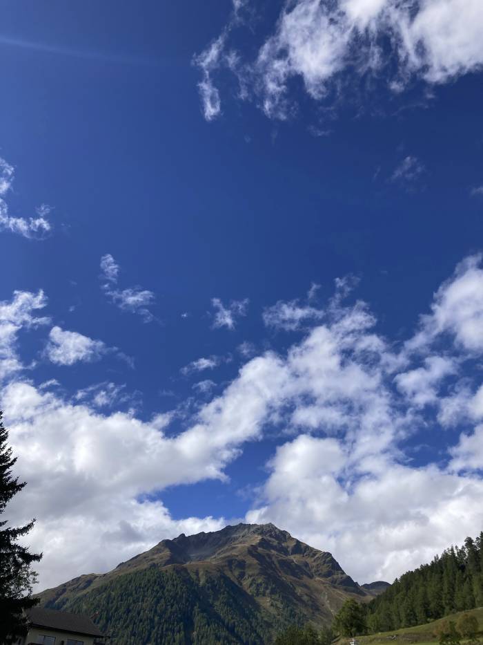 Wolkenspiele verschönern den Herbst.