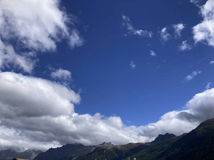 Klare Farben am Himmel und auf den Bergen.