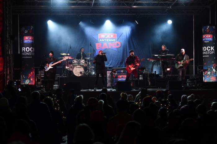 Um 17.30 Uhr spielt die «ROCK ANTENNE» Band in Samnaun Dorf.